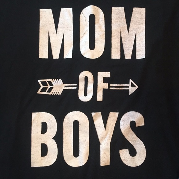 ❤️BRAND NEW❤️ MOM OF BOYS t-shirt - Picture 2 of 6